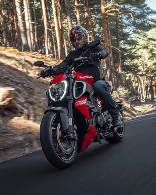 The Ducati Diavel V4 with Nick Selleck complete the un-Finkeable