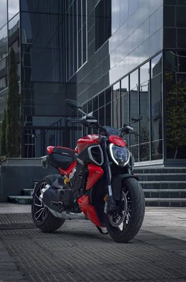 Diavel V4 at the edge of the world