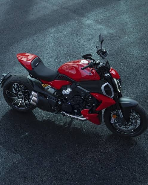 With Diavel V4 discovering the wonders of Tunisia